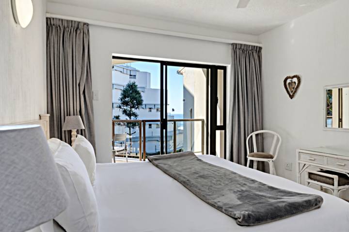 The Bay 17 Main bedroom